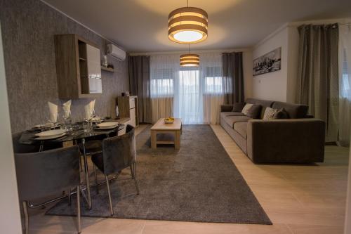 ein Wohnzimmer mit einem Esstisch und einem Sofa in der Unterkunft Apartman Lola in Slavonski Brod