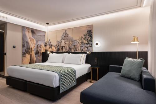 Un pat sau paturi într-o cameră la Eurostars Ambassador