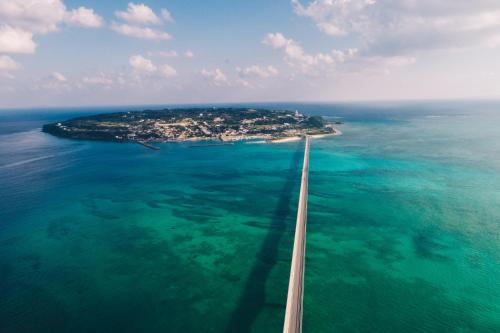 an island in the ocean next to a highway at Yuki Suite Kourijima in Nakijin