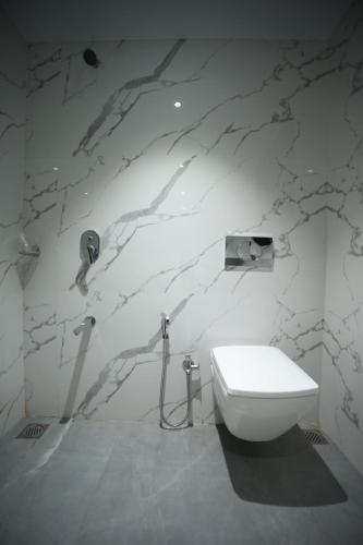 Phòng tắm tại The Byke Heritage Matheran