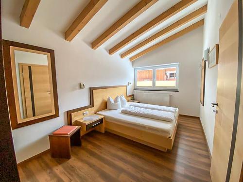 Schlafzimmer mit einem Bett und einem Spiegel in der Unterkunft Apart Silvana in Längenfeld