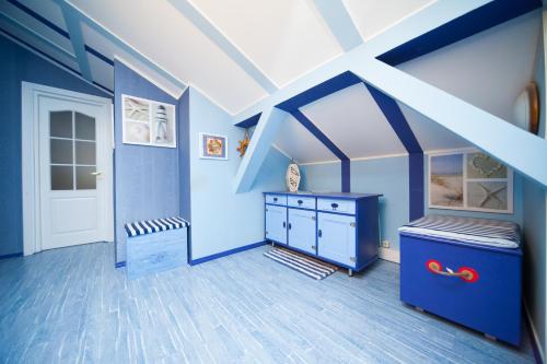 Habitación con paredes azules y cómoda azul. en Apartments Jurmala Dreams, en Riga