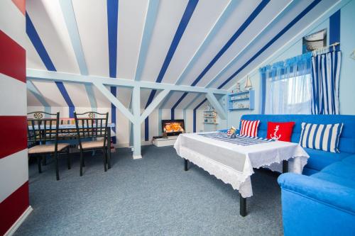 ein blau-weißes Zimmer mit einem Bett und einem Sofa in der Unterkunft Apartments Jurmala Dreams in Riga