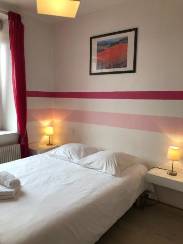 Krevet ili kreveti u jedinici u objektu Enzo Hotels Neufchâteau by Kyriad Direct