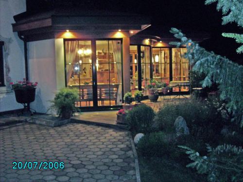 Taman di luar Landhaus Dengg