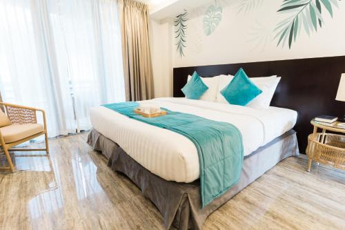 Un pat sau paturi într-o cameră la Holiday Suites Port Barton