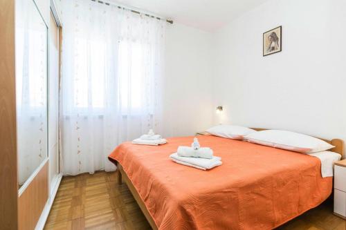 um quarto com uma cama com toalhas em Apartment in Privlaka near the sea em Privlaka