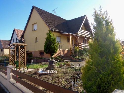 una casa con un jardín delante de ella en les lilas, en Ammerschwihr