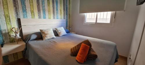 1 dormitorio con 1 cama con 2 almohadas en Apartamento Blue Garrucha, en Garrucha