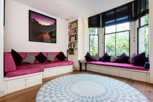 ロンドンにあるVeeve - La Vie En Roseの紫色のソファと窓が備わるリビングルーム