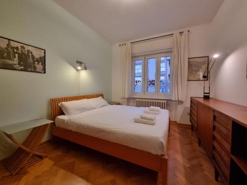 una piccola camera con letto e finestra di Berlam 18 a Trieste