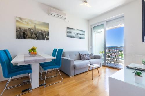 Jadran apartment with balcony and parking garage