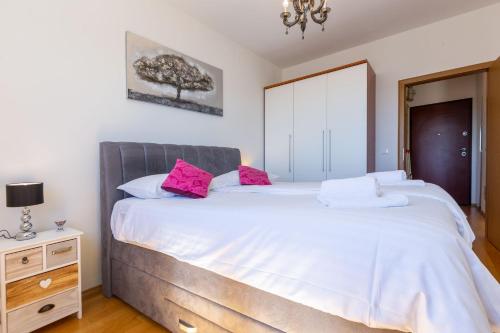 Jadran apartment with balcony and parking garage