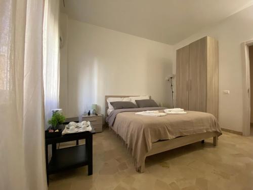 una camera da letto con un letto grande e un tavolo di Alloggio Urbano - Stazione a Terni