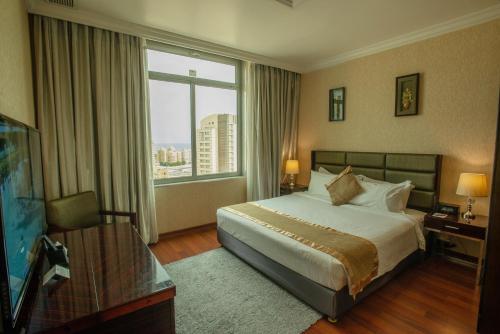 Tempat tidur dalam kamar di City Tower Hotel