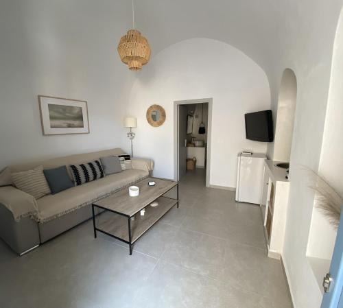 sala de estar con sofá y mesa en Arco Bianco Suites en Akrotiri