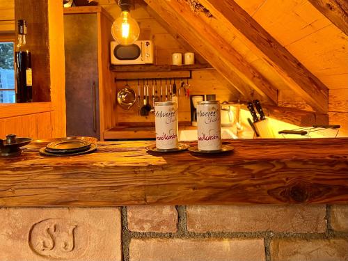- deux bougies assises sur un comptoir en bois dans une cuisine dans l'établissement Troadkastn Chalet, à Hinteralm