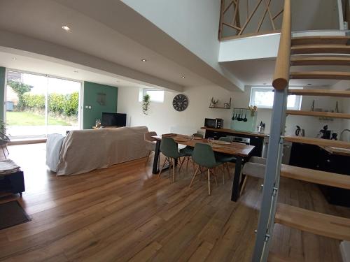 un salon et une salle à manger avec une table et des chaises dans l'établissement Maison familiale à la campagne, à La Chapelle-du-Bourgay