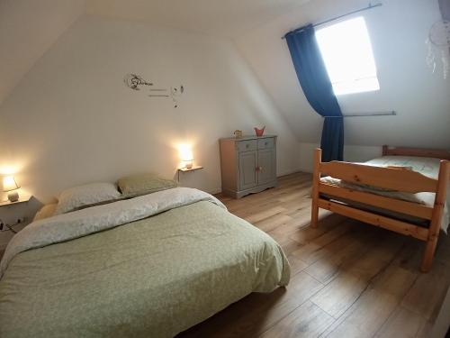 une chambre avec un grand lit et une fenêtre dans l'établissement Maison familiale à la campagne, à La Chapelle-du-Bourgay