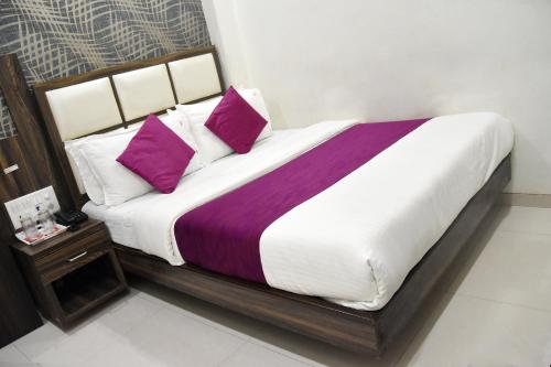 Un ou plusieurs lits dans un hébergement de l'établissement Hotel Sanjary Palace
