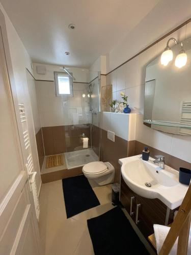 a bathroom with a toilet and a sink and a tub at KEYS&HOME L’escapade Parisienne - T2 Cosy & Confort in Le Raincy