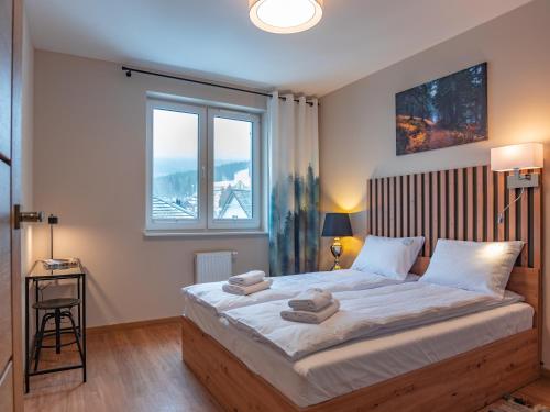 Un pat sau paturi într-o cameră la Apartamenty na Polnej