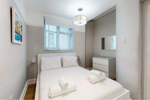 Giường trong phòng chung tại Super 1 Bedroom Flat in Hendon near Middlesex University with private parking