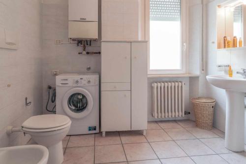 La salle de bains est pourvue d'un lave-linge et d'un lavabo. dans l'établissement Family Room Casa Vacanze, à Marcelli