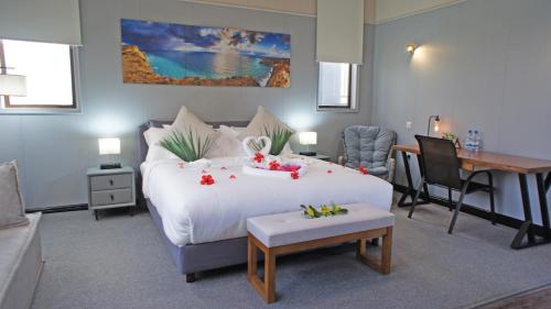 una camera d'albergo con letto, tavolo e scrivania di Blue Hill a Victoria