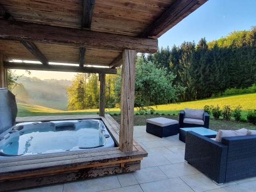 a jacuzziificialificialificialificialificialificialificialificialificialificialificial at Wohlfühloase am Trausdorfberg mit Sauna, Whirlpool und Panorama in Sankt Marein bei Graz