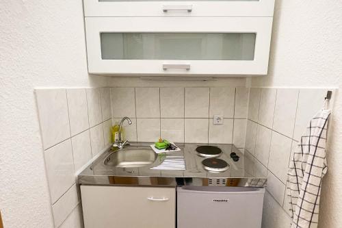 a small kitchen with a sink and a microwave at Work & Stay im Herzen von Celle mit TV und WLAN in Celle
