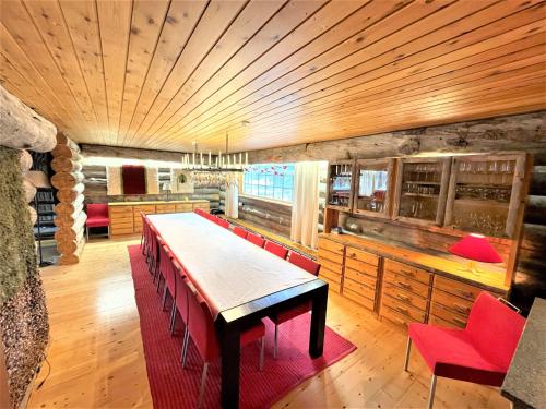 une salle à manger avec une table et des chaises rouges dans l'établissement Tunturipöllö / Lapland, Saariselkä, à Saariselka