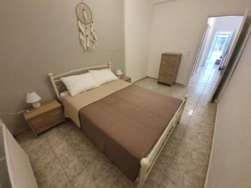 1 dormitorio con 1 cama grande y vestidor en Nice apartment in Alexandroupoli near downtown en Alexandroupolis
