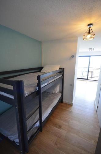 deux lits superposés dans une chambre avec fenêtre dans l'établissement Studio vue mer, à Valras-Plage