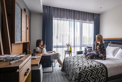 two women are sitting in a hotel room at THE LIVELY TOKYO AZABUJUBAN in Tokyo