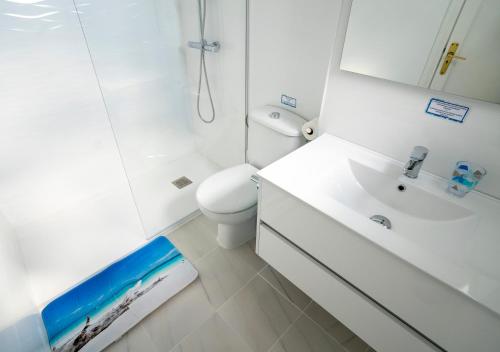 コスタ・テギセにあるSea Breeze Apartment 309のバスルーム(洗面台、トイレ、鏡付)
