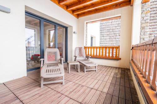 Balkoni atau teres di Solyneou 3 le chamoix Appartement au pied du pic du midi 8pers
