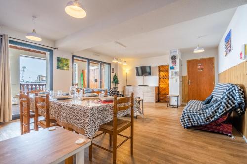 Ruang duduk di Solyneou 3 le chamoix Appartement au pied du pic du midi 8pers