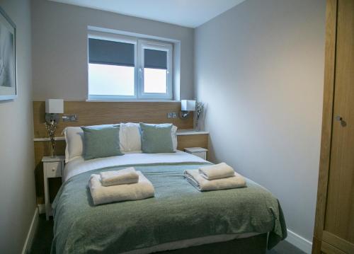 Postel nebo postele na pokoji v ubytování Harrogate Central 2 bedroom apt Alpha Spa