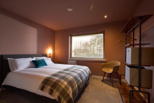 Кровать или кровати в номере Tanamuir, overlooking Loch Fyne, Strachur