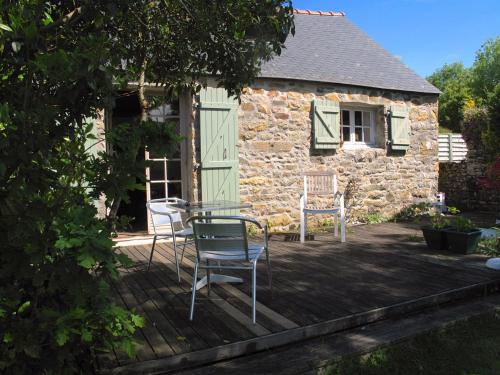 un patio avec des chaises et une table et un bâtiment dans l'établissement MONNA - Maison à Logonna Daoulas - BR4001, à Logonna-Daoulas