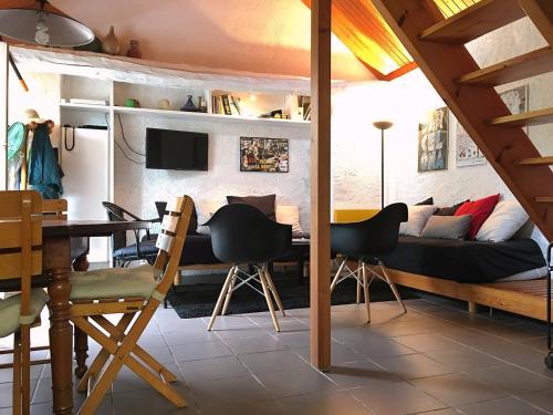 un salon avec une table, des chaises et un canapé dans l'établissement MONNA - Maison à Logonna Daoulas - BR4001, à Logonna-Daoulas