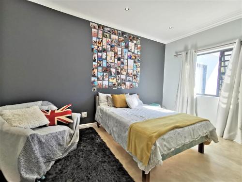 un dormitorio con una cama y una ventana en Home @Wilde Olyf, Riebeek Kasteel, en Riebeek-Kasteel