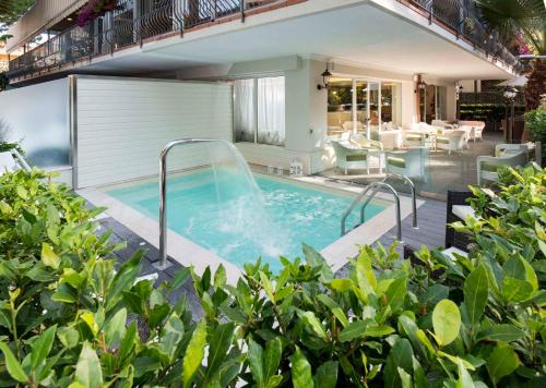 una piscina con un tobogán en una casa en Atlas Hotel, en Riccione