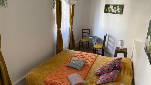 una camera con un letto con due cuscini sopra di Chez Tifille a Estaing