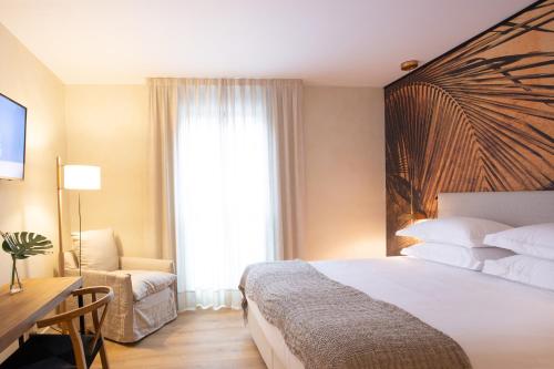 
Een bed of bedden in een kamer bij Ciutat de Girona
