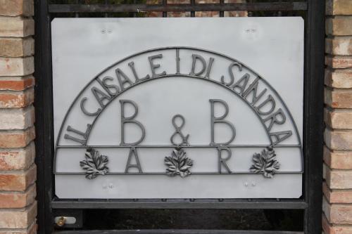 a sign for a garden shop on a brick wall at Il casale di Sandra in Chiusi