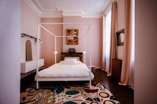 Postel nebo postele na pokoji v ubytování GITADIN - Deluxe Suite Valens - Historical Center