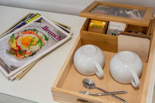 una caja de madera con dos cucharas y una caja de comida en Dema's Luxury Suites, en Atenas