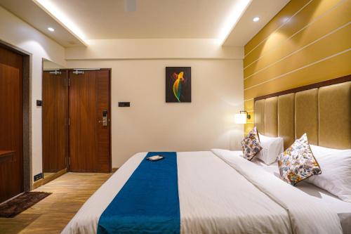 a bedroom with a large bed in a room at Hotel El Magnifico in Surat